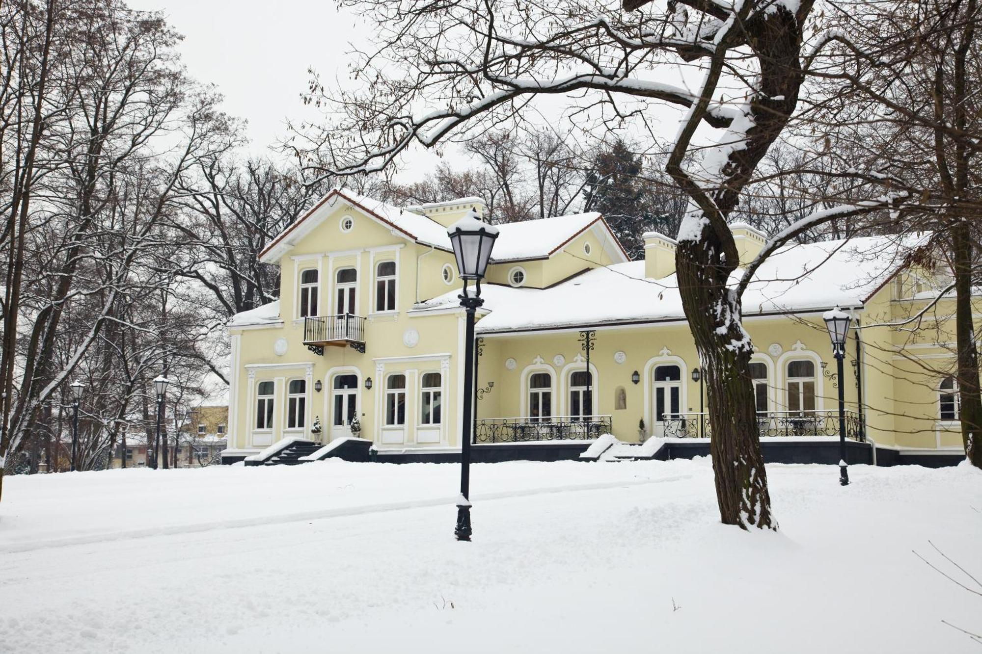 Отель Dwor Na Wolicy Дембица Экстерьер фото